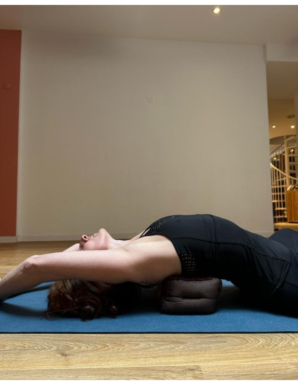 coussin marron pour le yoga et la pratique