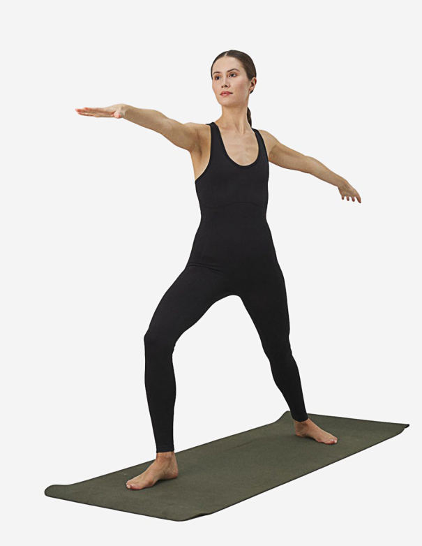 Combinaison de yoga en posture de yoga guerrier 2- Only Play - Noir